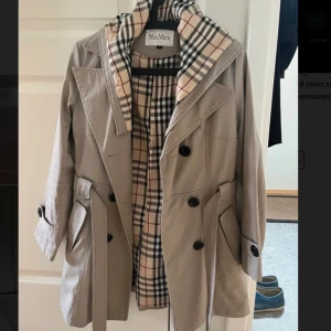 Trenchcoat  - Jättefin trenchcoat köpt second hand i Paris för 1400kr nyligen. Står storlek M men mer som en S. Supersnygg med avtagbar luva samt sparsamt använd. Fodret i ena fickan är trasigt. 
