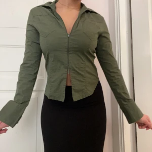Grön vintage topp - Min mammas gamla snygga topp. Säljer då jag ej får någon användning för den. Står Storlek M i toppen men passar xs & s
