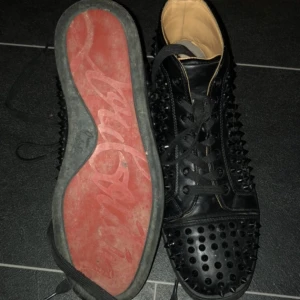 Loubtain Skor - Några taggar borta (inget synligt när du har på dig dem)