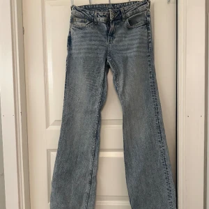 Bootcutjeans - H&M - Säljer ett par low/midwaist bootcutjeans från H&M. Använda ett fåtal gånger så väldigt bra skick. Lite korta på mig som är 166 cm. 