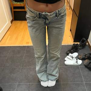 Lågmidjade ljusblå jeans från HM, storlek 34 men skulle mer säga 36