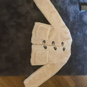 Jacka - Säljer denna sjukt snygga Teddy jacka med kabinhakar, så classy och så snygg, jag fick den för 10 sekunder sedan men den passa ej i storleken för mig, det är storlek, jag är 180 och den var  kort på mig. Men den är så sjukt snygg!❤️
