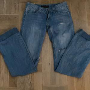 Jätte fina low waisted jeans med unika fickor på jeansen