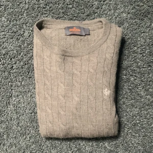 Kabelstickad Morris  - En merinoull tröja ifrån Morris som aldrig kom till användning. Är fortfarande i väldigt bra skick. Nypris är 1699. Tar ej byten och kom privat för prisförslag eller för fler bilder