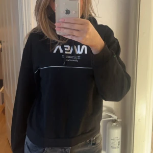 hoodie  - hoodie med nasa tryck, inte använt på länge därför säljer jag. passar xs-m skulle ja säga 