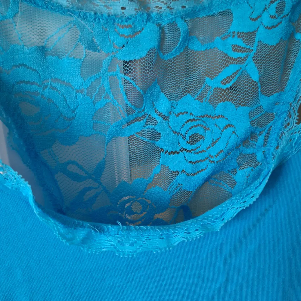 Ett blått spets linne (vet inte vilket märke det är för den är köpt på second hand), 2000-tals stil. Storlek S 💓 Har endast använt den 1 gång, inga defekter. . Toppar.