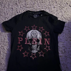 Phillip plein tröja  - Hej jag säljer en Phillip plein T-shirt  i bra skick 