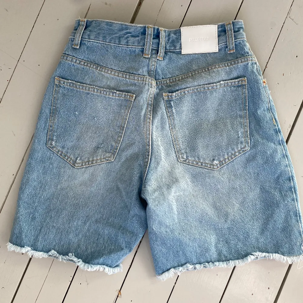 Jeansshorts med hål. Ganska långa i längd, highwaisted. Oanvända, perfekt skick. Shorts.