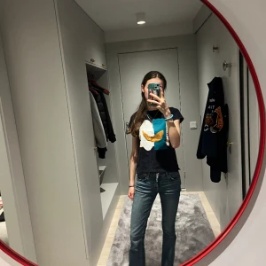 Cool t-shirt från MOLO - En riktigt snygg t-shirt från MOLO med ett coolt tryck i flera färger  I storlek 152 👍💕💓 Pris kan diskuterats 