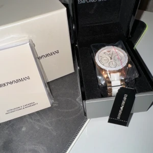 EMPORIO ARMANI dammklocka (vitt o roseguld) AR5942 - Klockan är köpt 2020 men har aldrig använts. Köptes för 2850kr  (följesedel finns och certifikat)