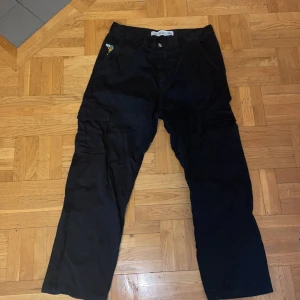 Polar 93 Cargo byxor  - Andvända mycket så lite slitna på baksidan av byxorna vid hälen men annars bra skick, mått:82cm runt midjan och 70cm inre söm på benet