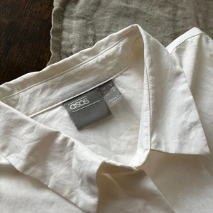 Vit skjorta - Vit figursydd skjorta från asos som tyvärr är för liten för mig. Passar perfekt till lite finare tillfällen eller business-attire. Luftig och skön.