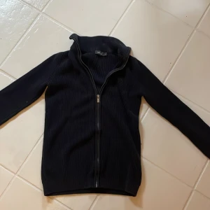 Dressman fullzip  - Tja Säljer nu denna as feta fullzipen från dressman. 10/10 skick och passar perfekt nu inför våren. Tveka inte på att ställa frågor. Svarar snabbt. Mvh Oscar 😁😁