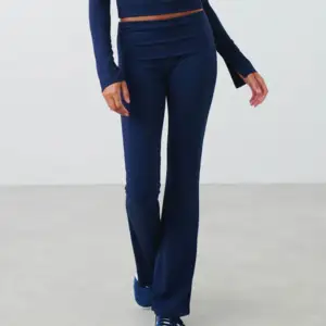 Ginas mörkblå/navy soft touch folded flare trousers i storlek XS, utan lapp men endast använt en gång 💙