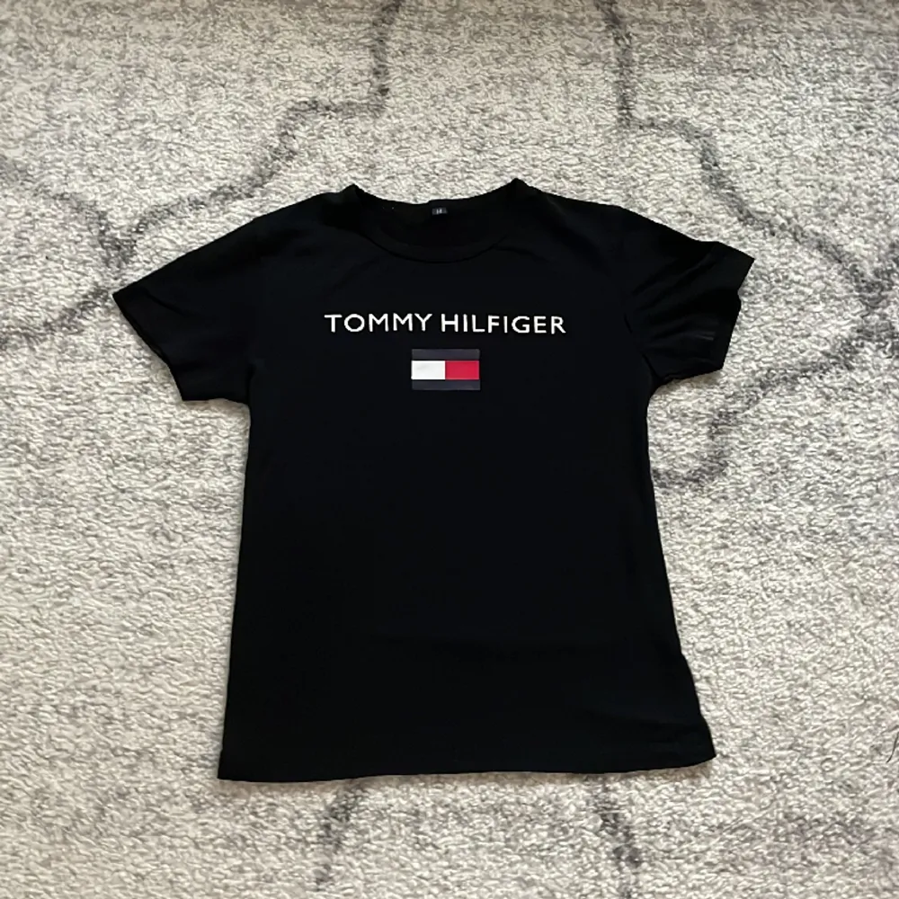 Selling a black T-shirt  . T-shirts.