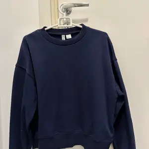 Säljer denna fina mörkblå tröjan i storlek xxs❤️ Men är lite oversize och även fint material 