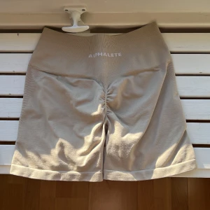 Alphalete amplify shorts - Superbra skick, används helt enkelt inte längre! ☺️🌟 säljer även i andra färger.