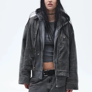 Zara jeansjacka  - Säljer denna jeansjacka från zara, ändats använd fåtal gånger med lapp kvar 