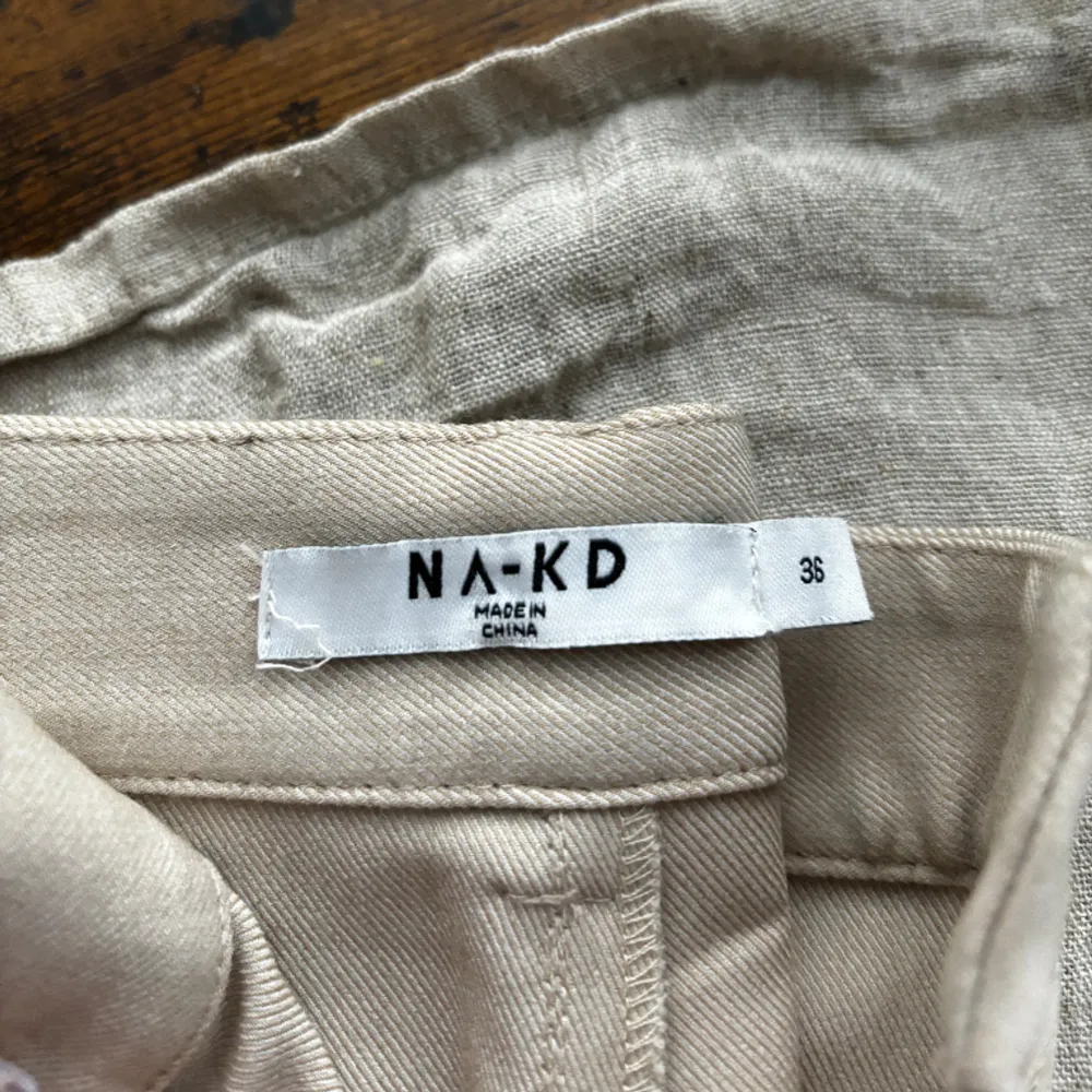 Oanvända beiga kostymbyxor i twill från NA-KD - nypris 599 kr, säljer för 400 då de ej passar mig som jag hade velat.. Jeans & Byxor.
