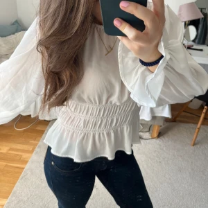 Vit topp - Populär söt topp, knappt använd!