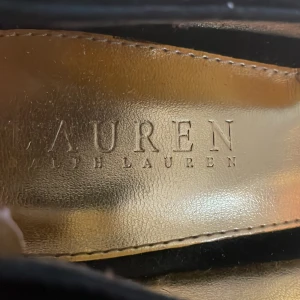 Klackar från Ralph lauren - Intressekoll på mina vintage Svarta klackar med guldfärgad insida från ralph lauren 🤍 utropspris 400, köpte för 1000 🥰 lite slitage vid hälarna, annars gott skick 💛