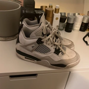 Ett par militär black jorden 4  - Stolek 42-42,5 lite smutsig men vi kan tvätta dom cres proctektor och kvitto för att vissa att dom är äkta med allt så är det 4500 bara skor 4000