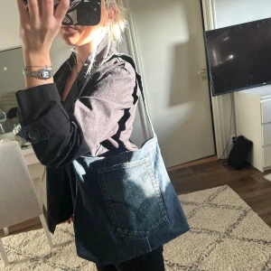 Jeansväska - Mörkare jeansväska i en mindre modell!💙