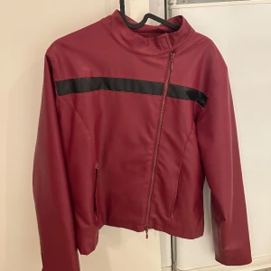 Biker skinnjacka vinröd - Så cool skinnjacka, lite kortare i modellen!! skulle säga s/m