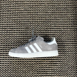 Adidas Campus 2 gråa - Säljer dessa feta adidas-skorna då de var för små för mig. Endast använda 1 gång. Nypris: 1200. Box finns med. Skriv vid frågor!
