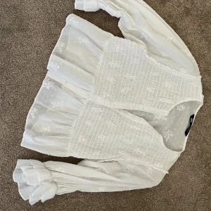 Zara topp - Super söt vit topp från Zara!  Inte använd alls mycket och är i nytt skick. Passar xs-s 