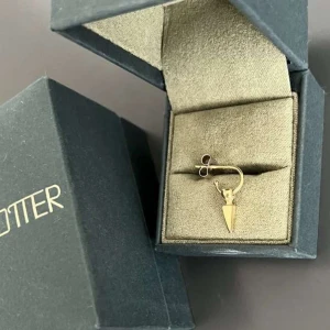 Maria nilsdotter örhänge guld  - Hej jag säljer denna super fina Maria Nils dotter örhänge i guld Den är i bra skick Kan frakta och möta upp Tar emot endast Swish