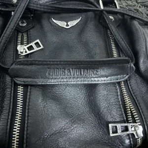 Zadig & viltaire sunny bag - Hej jag säljer denna super fina väskan i storlek smal/medium Väskan är i bra skick Jag kan frakta och möta upp Tar emot endast Swish