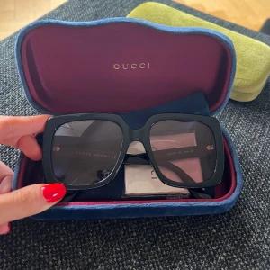 Gucci solglasögon  - Säljer dessa helt nya Gucci solglasögon. Fodralet är något sönder pga råkat blivit mossat. Såklart äkta. Nypris ca 2800kr. Säljer för 1800kr. 