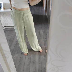 Gröna byxor  - Ljusgröna byxor från new Yorker. Aldrig använda och bra skick. Passar på mig och är 178 cm. 
