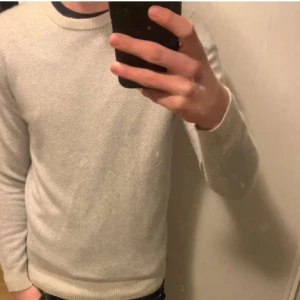 John Henric 100% Kashmir  - Tjena, säljar denna feta kashmir tröjan från John Henric som är i toppskick. Nypris ligger på 1800kr Skriv om ni har någon minsta lilla fundering💸🔥