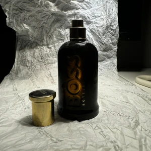BOTTLED ELEXIR HUGO BOSS  - (E Jag säljer sampels och priset är per milliliter ( INTE HELA FLASKAN))   19kr per milliliter (1ml = 10 spray )  Priset är fast men vid större beställningar kan priset diskuteras! Skriv till oss gärna innan ni köper !