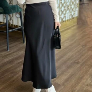 Svart kjol  - Snygg kjol , använd en gång den är i nyskick 