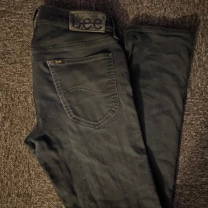 Lee Jeans Svarta - Köpta för 1099kr säljer för 349kr eftersom de inte längre kommer till användning, Skick: 9/10 Inga på slitage. Priset går att diskutera vid snabb affär Hör av er vid funderingar.