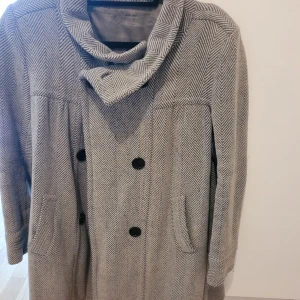 Äkta ullkappa - 40 figursydd med ett härligt fall på sidorna som går utåt.  Faller på snyggt.  Varm och skön.