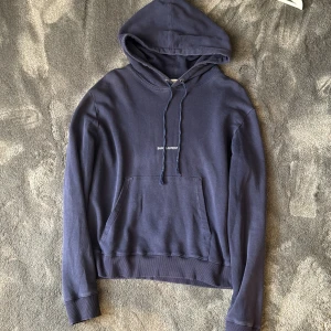 Saint Laurent hoodie blå - Säljer nu denna hoodie i storlek L som passar M Märke: Saint Laurent  Skick 8/10 Pris 2600kr Den köpes via swish eller via BHP-store.se