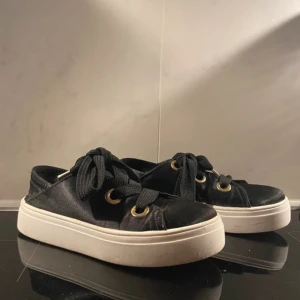 Johnny bulls sneakers  - Använda några gånger därav smutsiga. Försökt tvätta rent dem så mycket de gick. Sen är ena sulan lite lös innnanför.   Utöver de är dem i bra skick.  Finns även extra skosnöre som är svart å glansigt  till.