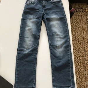 Jeans - De är i bra skick men använder inte längre. Storlek 152 och använda ett fåtal gånger. Dom är mörkblåa
