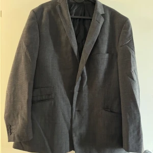 Kavaj - Vintage Batistini-kavaj, har lite defekter på insidan som man kan se på bild. Är annars i hyfsat bra skick, skulle beskriva storleken som en Large/XL.☺️