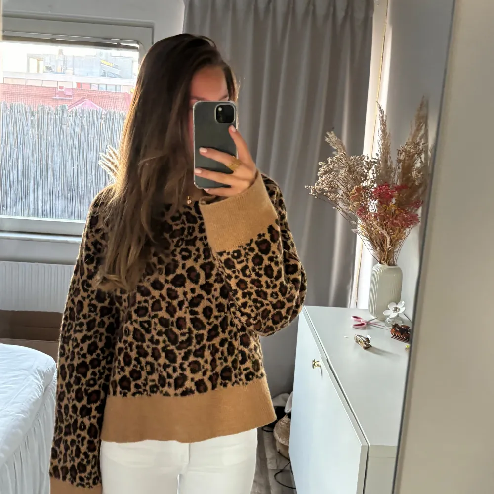 Supersnygg stickad tröja med leopard mönster😍😍. Tröjor & Koftor.