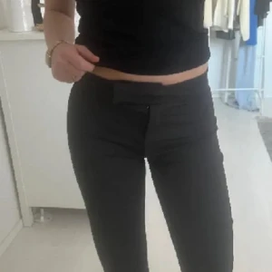 Utsvängda kostymbyxor - Från Nelly, både lågmidjade och utsvängda. Bra skick, säljer eftersom de är för långa på mig☺️