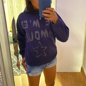 Je m’en amour hoodie  - Jag säljer en hoodie från Gina Young. Använd få gånger då den blivet för liten