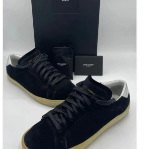 Saint Laurent skor - Ett par snygga Saint Laurent skor i mocka. Storlek 41 men passar större. Säljer dom för inköpspris eftersom att jag råka köpa fel storlek. Allt på bilderna ingår. Vid ytterligare frågor eller funderingar är det bara att kontakta. Mvh Vegas.