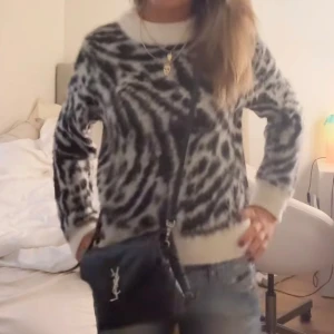 Tröja  - Så fin tröja med zebramönster från H&M, väldigt passande till sensommaren men också nu till hösten, storlek XS 🦓