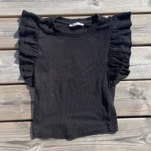 Zara- svart topp - Jätte fin topp ifrån zara som inte kommer till användning längre. Storlek s. Nyskick💗