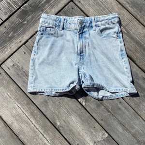 Snygga Jean shorts  - Inköpt från Lindex - snyggad till a hög i midjan - storlek att reglera 